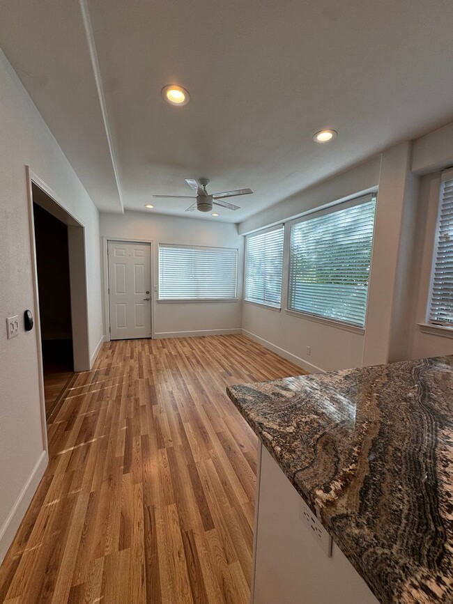 Building Photo - Spacious downstairs apartment near the fro...