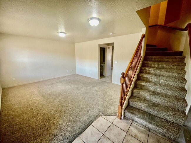 Building Photo - Desirable Hidden Valley Townhome