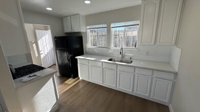 Building Photo - 538 Douglas Ave