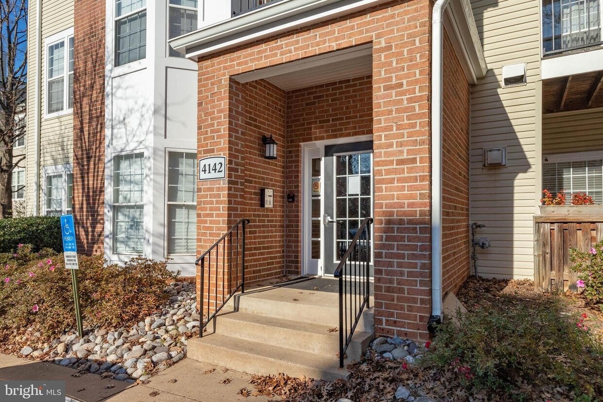 4142 Fountainside Ln Unit 302, Fairfax, VA 22030 Room for Rent in