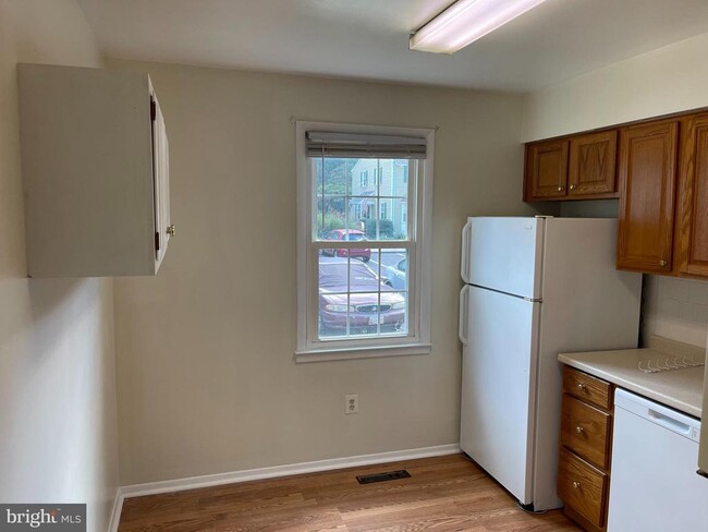 Building Photo - 1737 Foxdale Ct