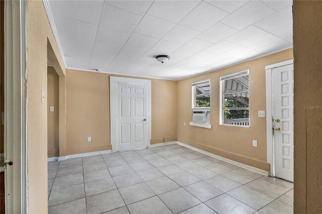 Building Photo - 418 E Amelia Ave