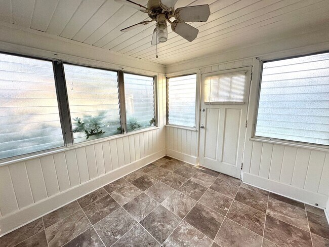 Building Photo - LOVELY & Updated 2/1 House w/ Black Applia...