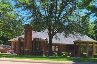 Building Photo - 1100 Balfour Dr