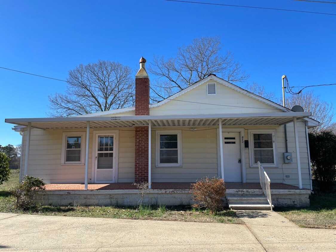 3 bedroom 2 bathroom renovated house. Cat... - 3 bedroom 2 bathroom renovated house.  Cat...