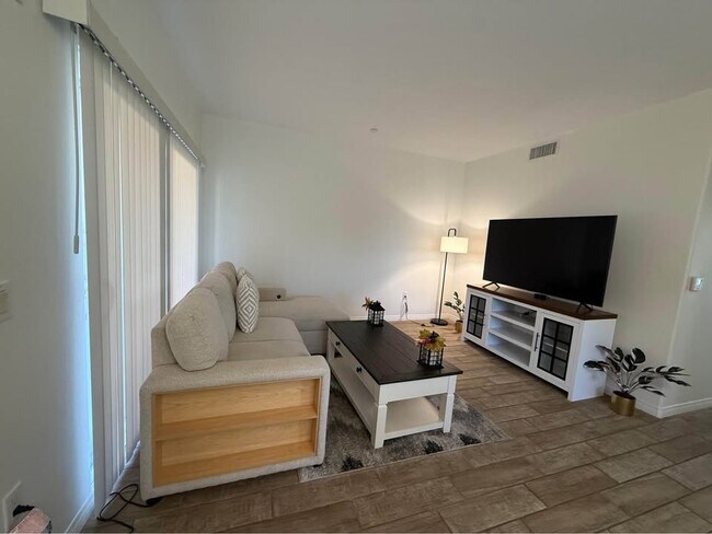 Foto del edificio - 17230 Newhope St