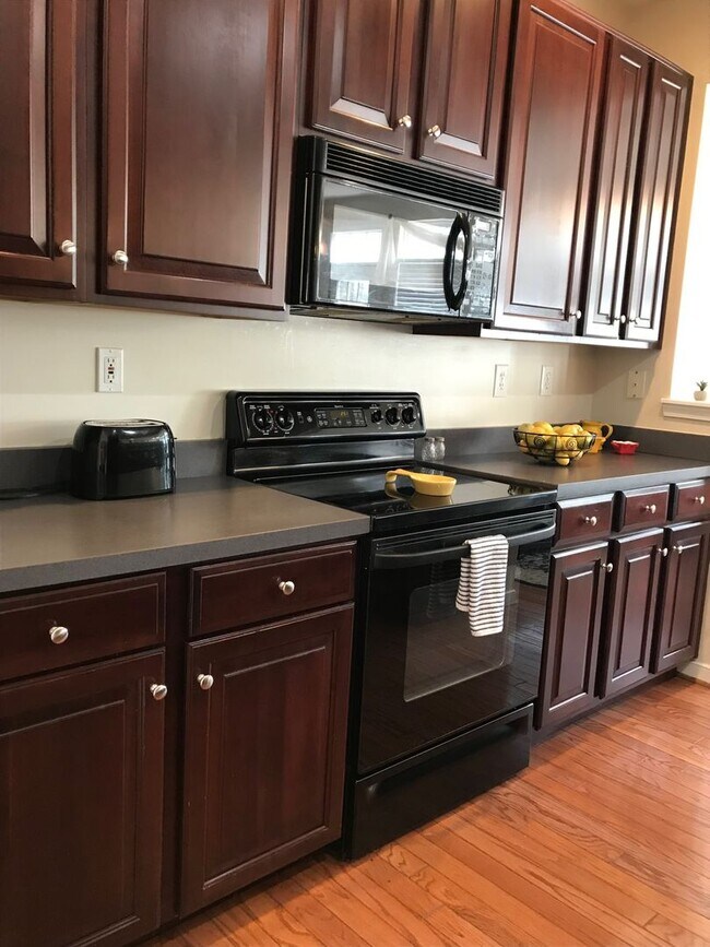 Building Photo - Price Reduced - Beautiful townhome in grea...