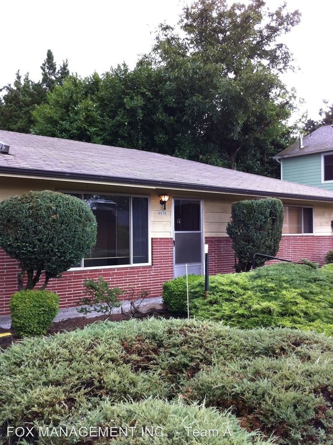 Building Photo - 4658-4660 NE Portland Hwy