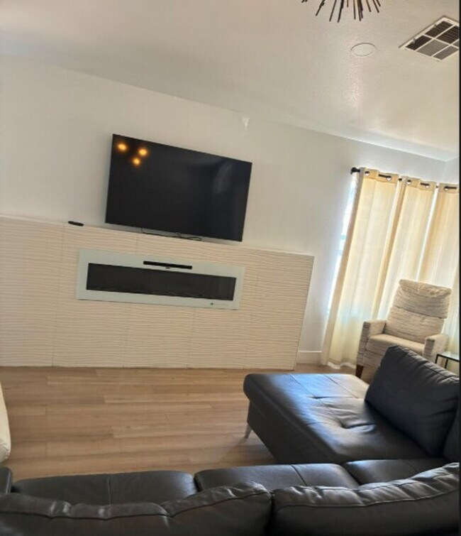 Foto del edificio - 4801 W Craig Rd