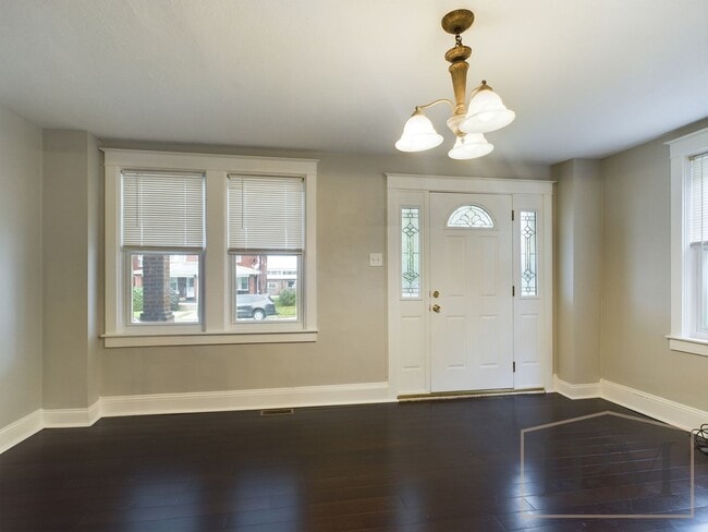 Building Photo - Charming 4 Bedroom Home Located in York Su...