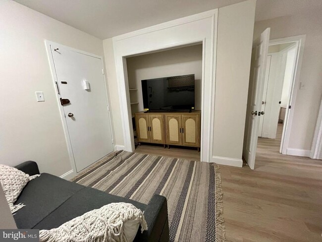Foto del edificio - 2401 H St NW