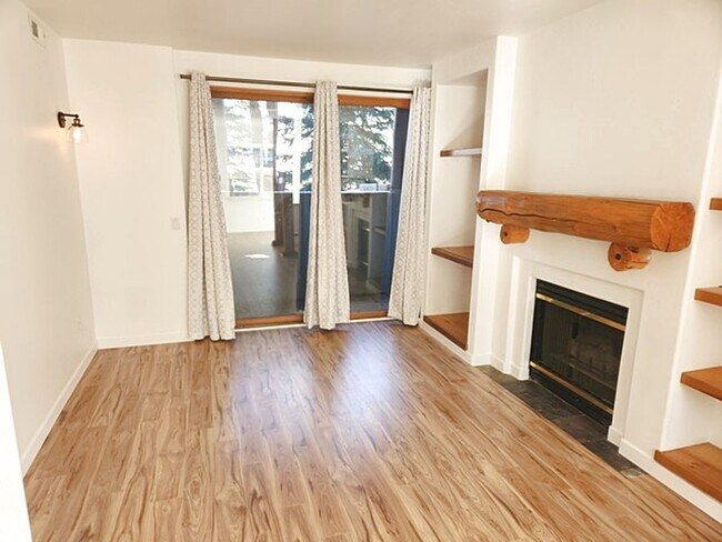 Building Photo - Recently Remodeled Pinebrook Condo with 1 ...