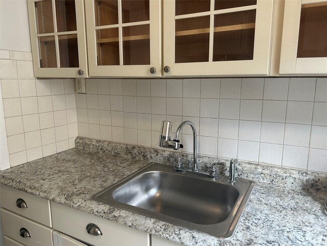 Building Photo - 712 W 175th St