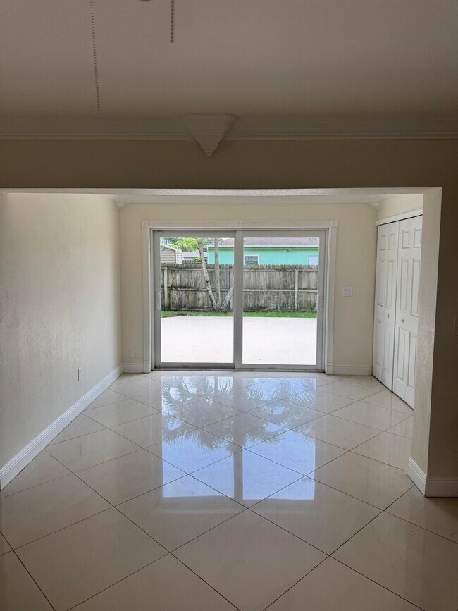 Building Photo - 881 Camellia Dr