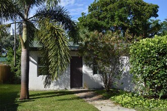 Building Photo - 823 NE 14th Ct