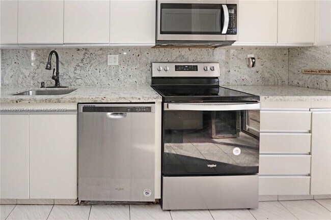 Foto del edificio - 18151 NE 31st Ct