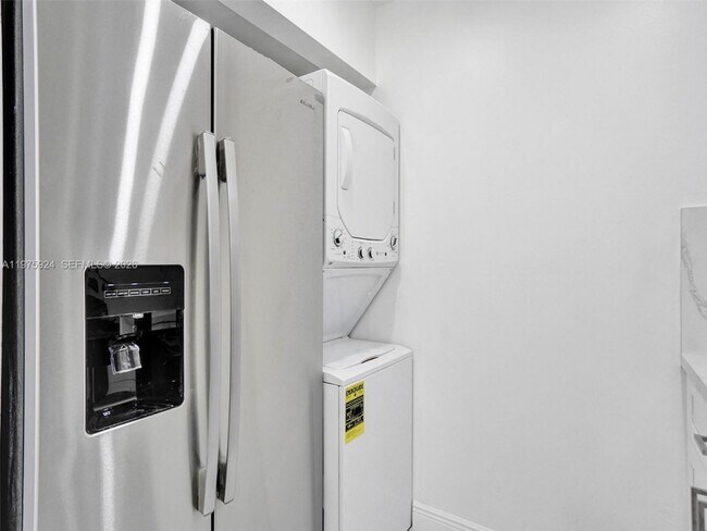 Foto del edificio - 10051 Winding Lake Rd