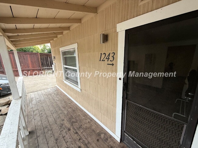 Building Photo - AVAILABLE NOW - Two Blocks From Poly - 2 Bed / 1 Bath