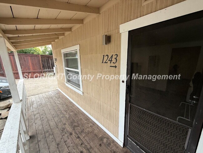 Foto del edificio - AVAILABLE NOW - Two Blocks From Poly - 2 Bed / 1 Bath