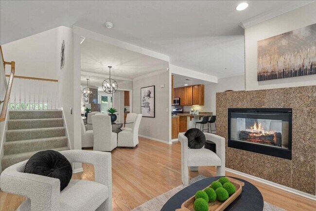 Foto del edificio - Spacious and Stunning Home, 9ft Ceiling, A/C, Pool, Private Patio, Great Location!