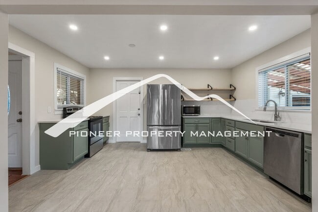 Foto del edificio - Beautifully Renovated Ranch Home with 2 Car Garage, AC, Garden Space & Prime Location