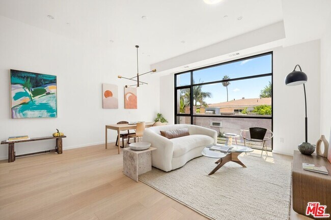 Foto del edificio - 1227 N Formosa Ave