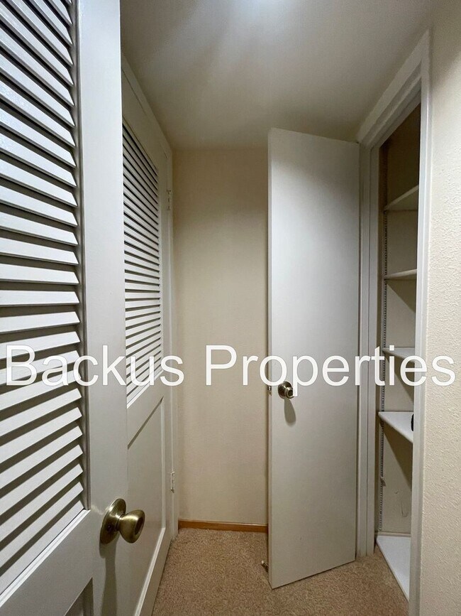 Building Photo - Beautiful two bedroom unit set in hills of Del Rey Oaks