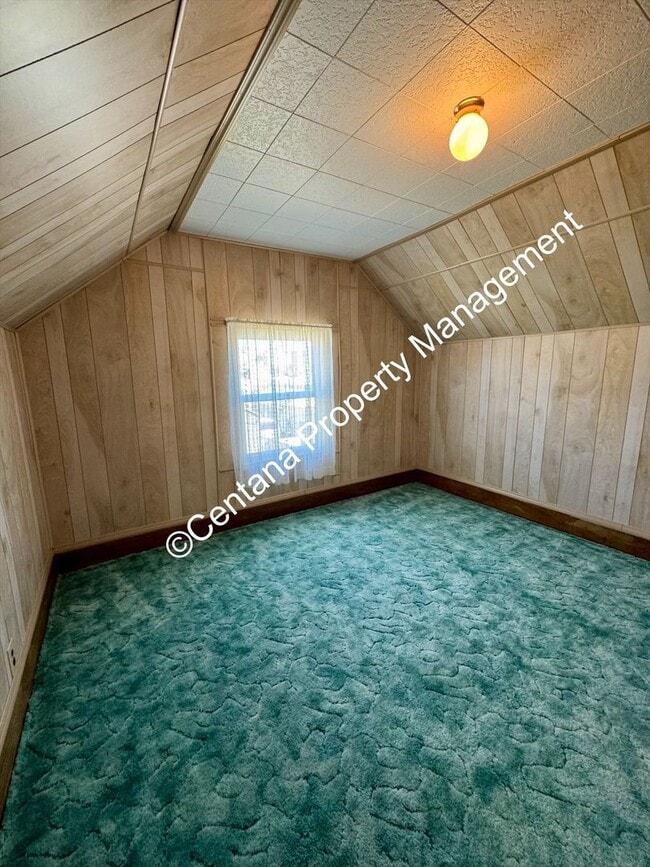 Building Photo - Huge 3 bedroom house with 2 bonus rooms an...