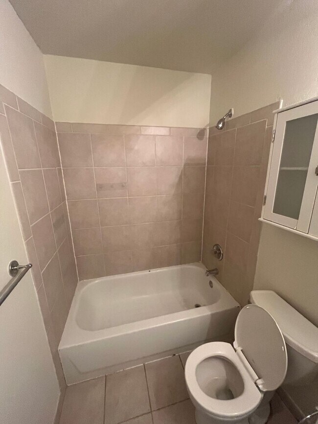 Foto del edificio - Spacious 4 Bed / 2 Bath Unit in Westwood C...