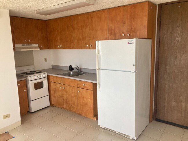 Building Photo - Salt Lake Condo with assigned parking and A/C
