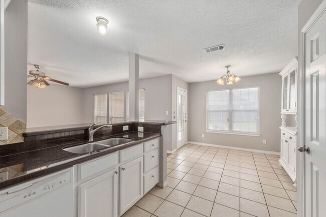 Foto del edificio - AUGUST PRE-LEASE! Incredible 4 Bed 3 Bath ...