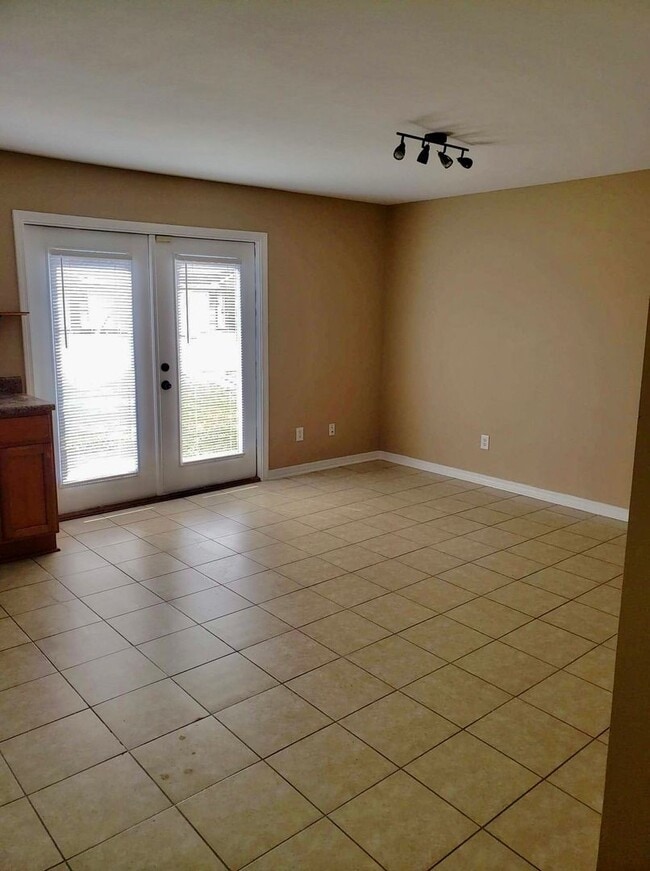 Building Photo - Cute townhome with 3 bd,2.5 bath, with gar...