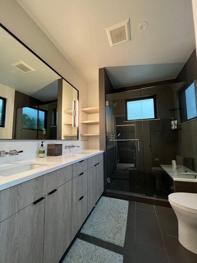 Foto del edificio - Modern 3 BD/2.5 BA, Superb Location, Internet/Cable and TVs Included! Available August 3rd!
