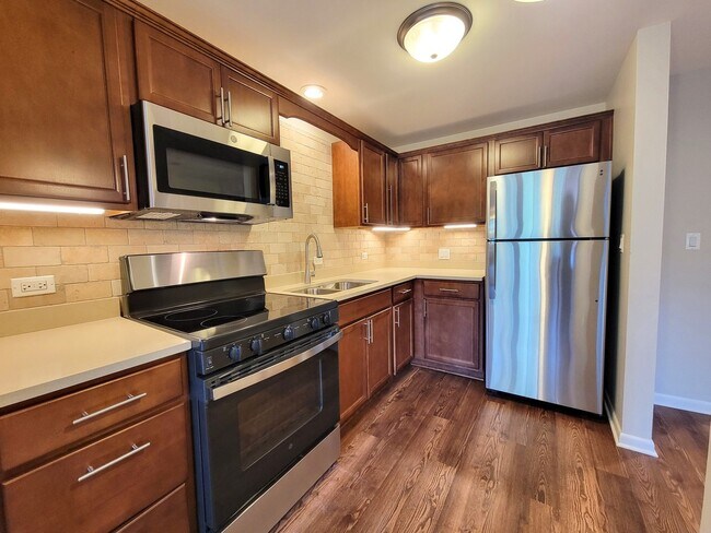 Building Photo - 1075 E Victory Dr