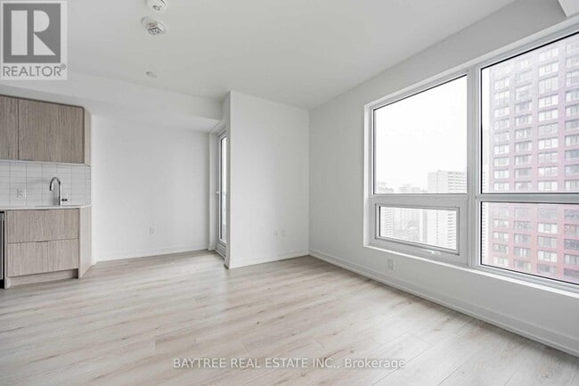 Photo du bâtiment - 395 Bloor St E