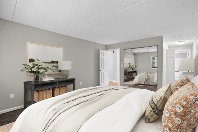 Disfrute de un estilo de vida moderno en esta habitación de diseño exquisito en Eagle Rock Apartments en Swampscott. Amplia y elegante, ofrece el refugio perfecto. ¡Programe su visita hoy mismo para conocer su futuro hogar! - Eagle Rock Apartments at Swampscott