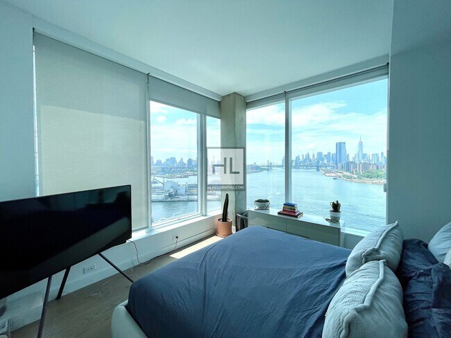 Building Photo - Gorgeous 2 Bed 2 Bath + W/D | Kent Avenue,...