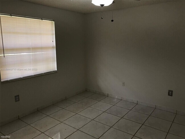 Building Photo - 3 br, 2 bath House - 7101 SW 16th St # 0