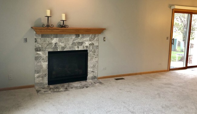 Chimenea de mármol. La sala de estar. 14x18 - 430 Westwood Ct