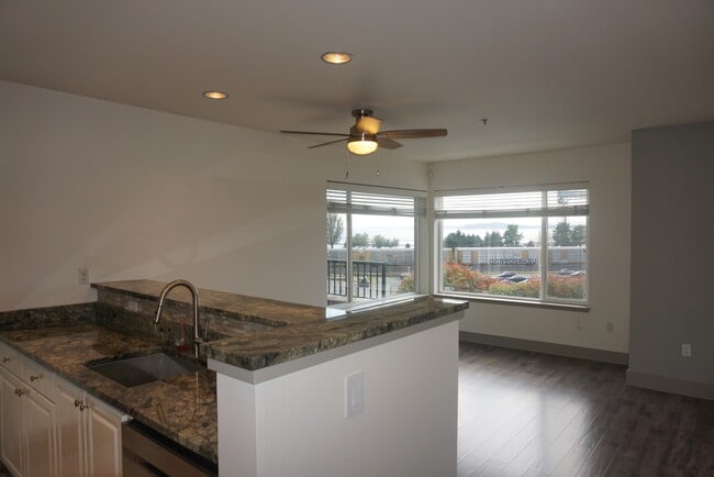Building Photo - Gorgeous Queen Anne Condo w/ Panoramic Vie...