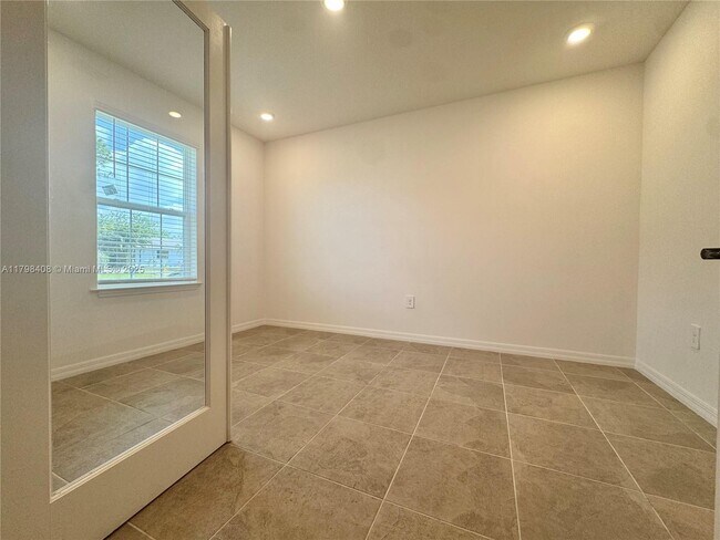 Building Photo - 749 SE Karrigan Terrace