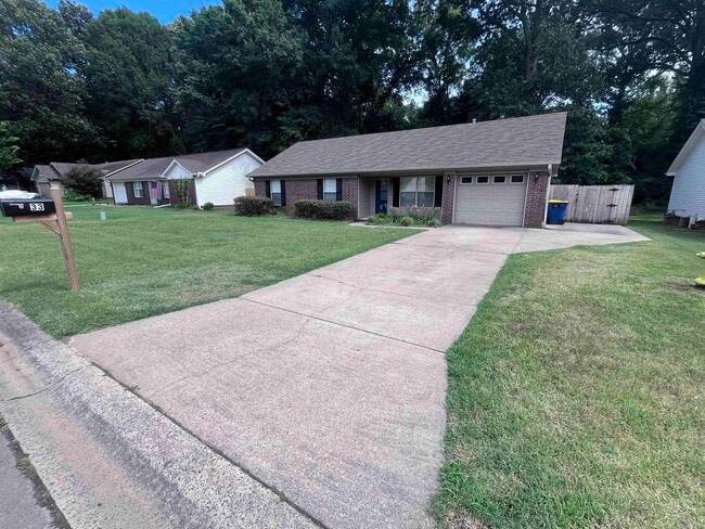 Building Photo - 33 Shaded Oaks Dr