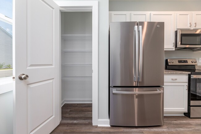 Foto del edificio - Move In Special! 3 Bedroom Townhome each w...