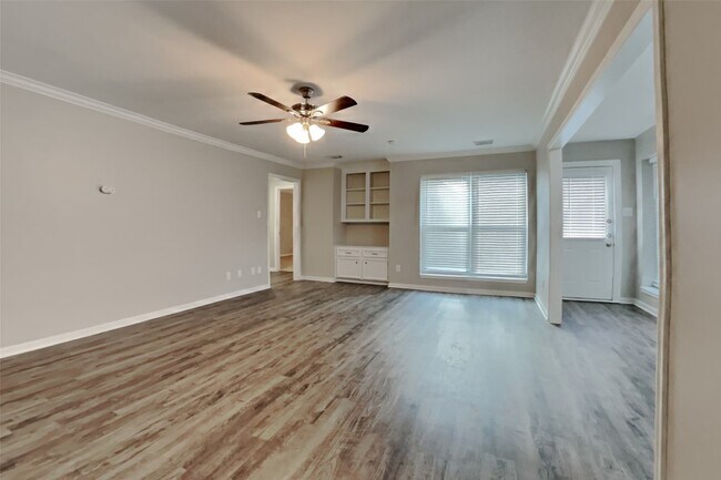 Foto del edificio - 1315 Forest Hollow Dr
