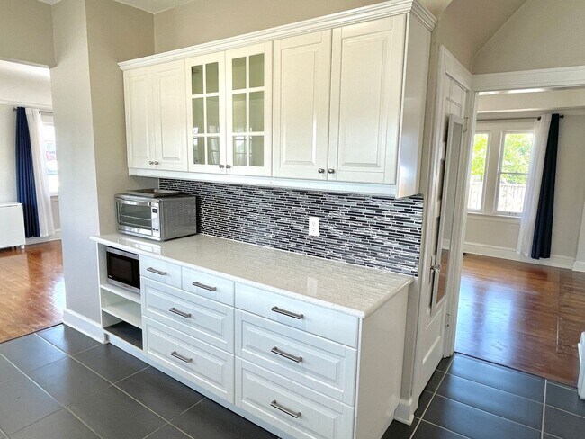 Building Photo - Rose City Park 2 bed, 2 bath with classic ...