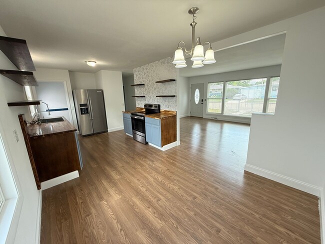 Building Photo - Spacious 4 bedroom home in Forest Park