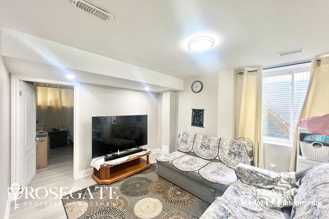 Building Photo - Newly Renovated 2+Den Apartment in Kitchener