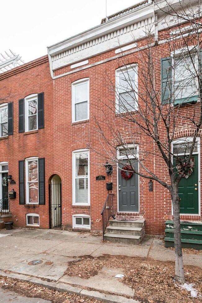 Photo - Amazing 3 bed 2 bath with a roof top deck ... House