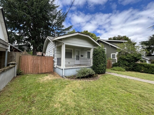 Building Photo - Bright and Open Home with Flexible Living Spaces and an Expansive Backyard