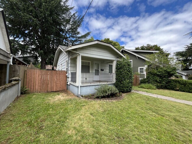 Foto del edificio - Bright and Open Home with Flexible Living Spaces and an Expansive Backyard